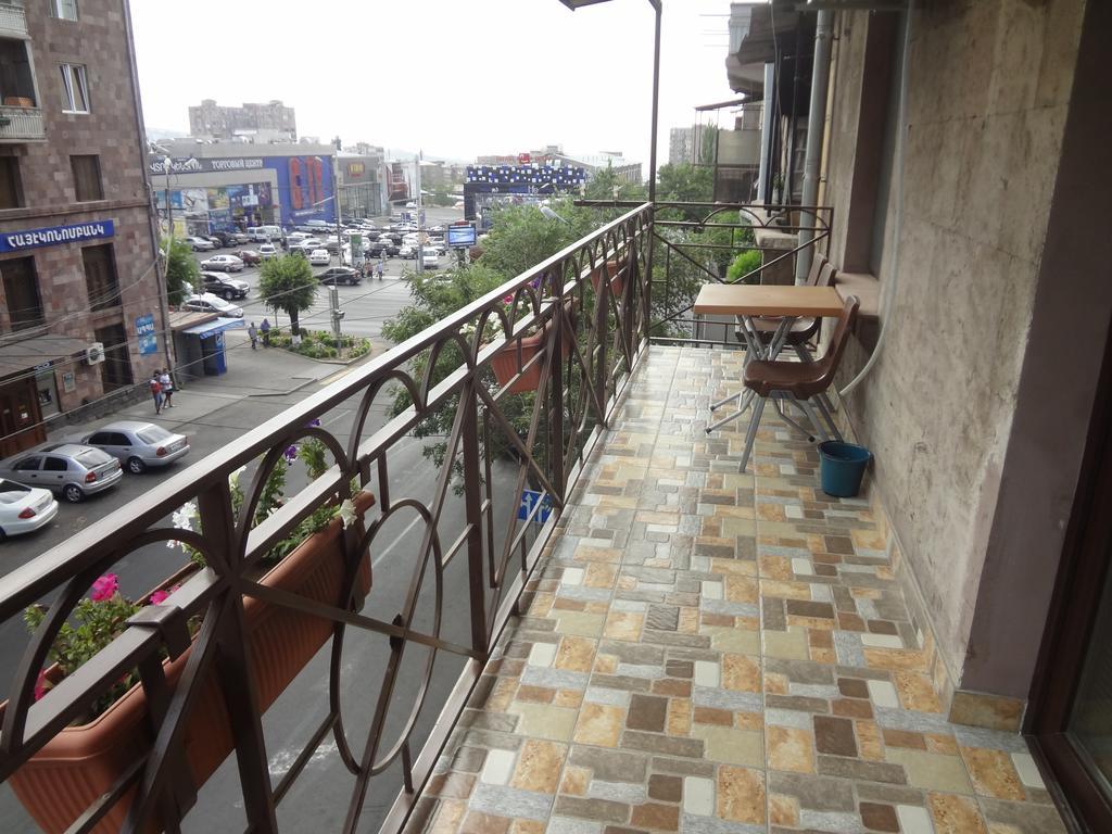 Modern Komitas Flat Hotel Erevan Quarto foto